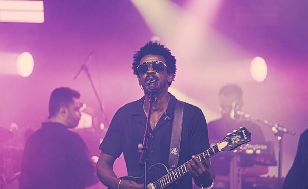 Seu Jorge volta à Europa para série de festivais com o show “Baile à la Baiana”