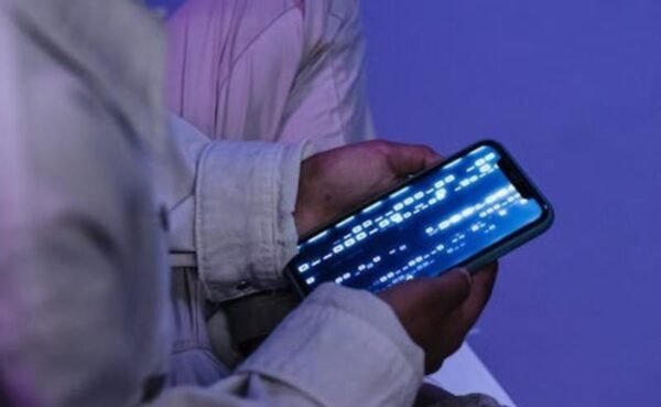 Influenciadores adolescentes e a adultização digital: até onde vai o trabalho e os direitos de quem começa cedo na internet?