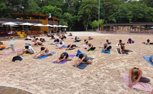 Yoga aplicado à vida real ganhou espaço em projetos urbanos de bem-estar em São Paulo