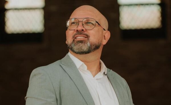 Jônatas Ambrozio apresenta “Firmeza na Fé” e aposta na força da música clássica com estética contemporânea