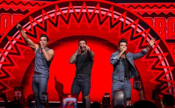 Israel Novaes e Thiago Brava lançam nova faixa do DVD “Os Caras do Arrocha e a Turma de 2012” com participação de Lucas Lucco