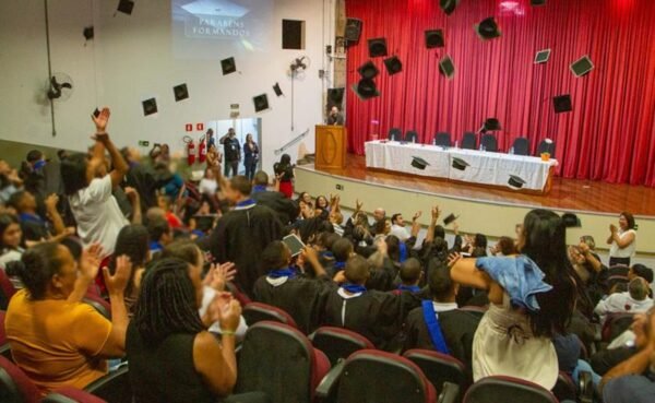 Formatura de 53 adolescentes marca ciclo de qualificação profissional em São Paulo