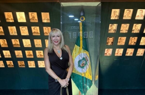 Julie Carroll recebe título de Cidadã Cruzense