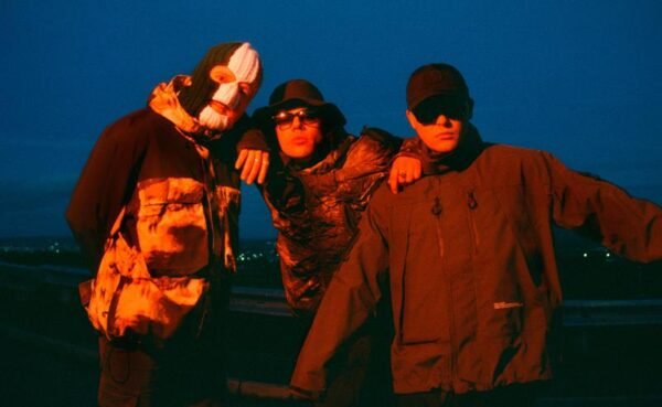 Kneecap lança novo single e clipe “FENIAN”, faixa-título do próximo álbum