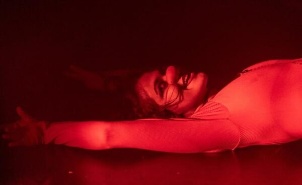 “A Queda”: tragicomédia sobre relações e resistência feminina estreia em curtíssima temporada em São Paulo