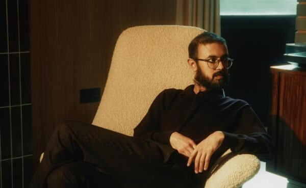 Hajaj lança álbum de estreia, “Waiting Room (with the ticking time bomb)” via Nettwerk