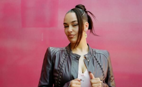 Jorja Smith iniciou novo capítulo da carreira com “What’s Done Is Done” e aquece expectativa para shows no Brasil em 2026