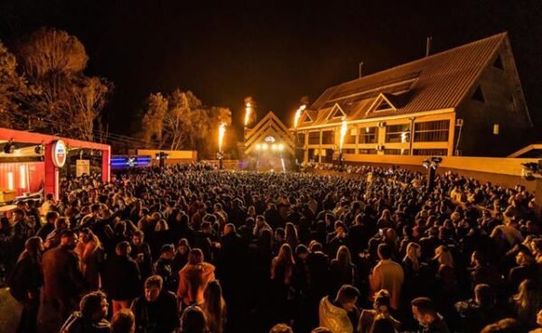 Front 360 celebra 20 anos com experiências exclusivas na abertura do inverno em Campos do Jordão