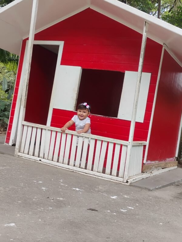 Bebê Aurora nasce em casa após parto inesperado e surpreende os próprios pais