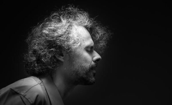 Murilo Muraah explora os labirintos da mente e a psicodelia da meditação no clipe de “Percepção”