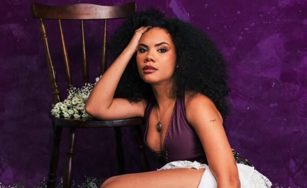 Júlia Sanchez expande suas fronteiras sonoras e lança o single indie pop “Me Leva” em parceria com a produtora Malka